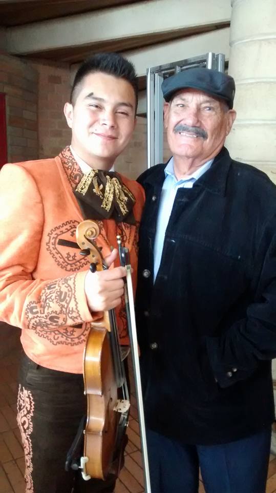 Daniel Arias con Alfonso Regla fundador del mariachi en Colombia