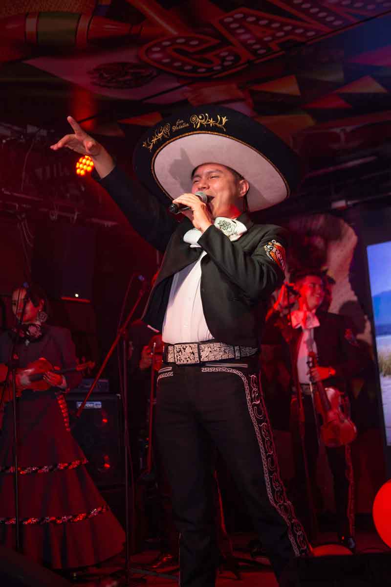Serenata-de-cumpleaños-en-Guatapé