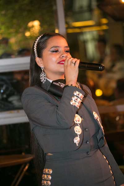 Voz-femenina-mariachi-en-itawi2