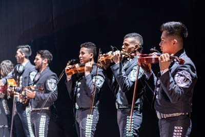 Mariachis-en-medellin2